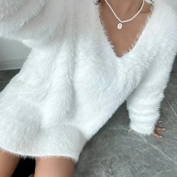 White Casual Women's Solid V-Neck Long Sleeve Knit Sweater - Picture 6 of 6